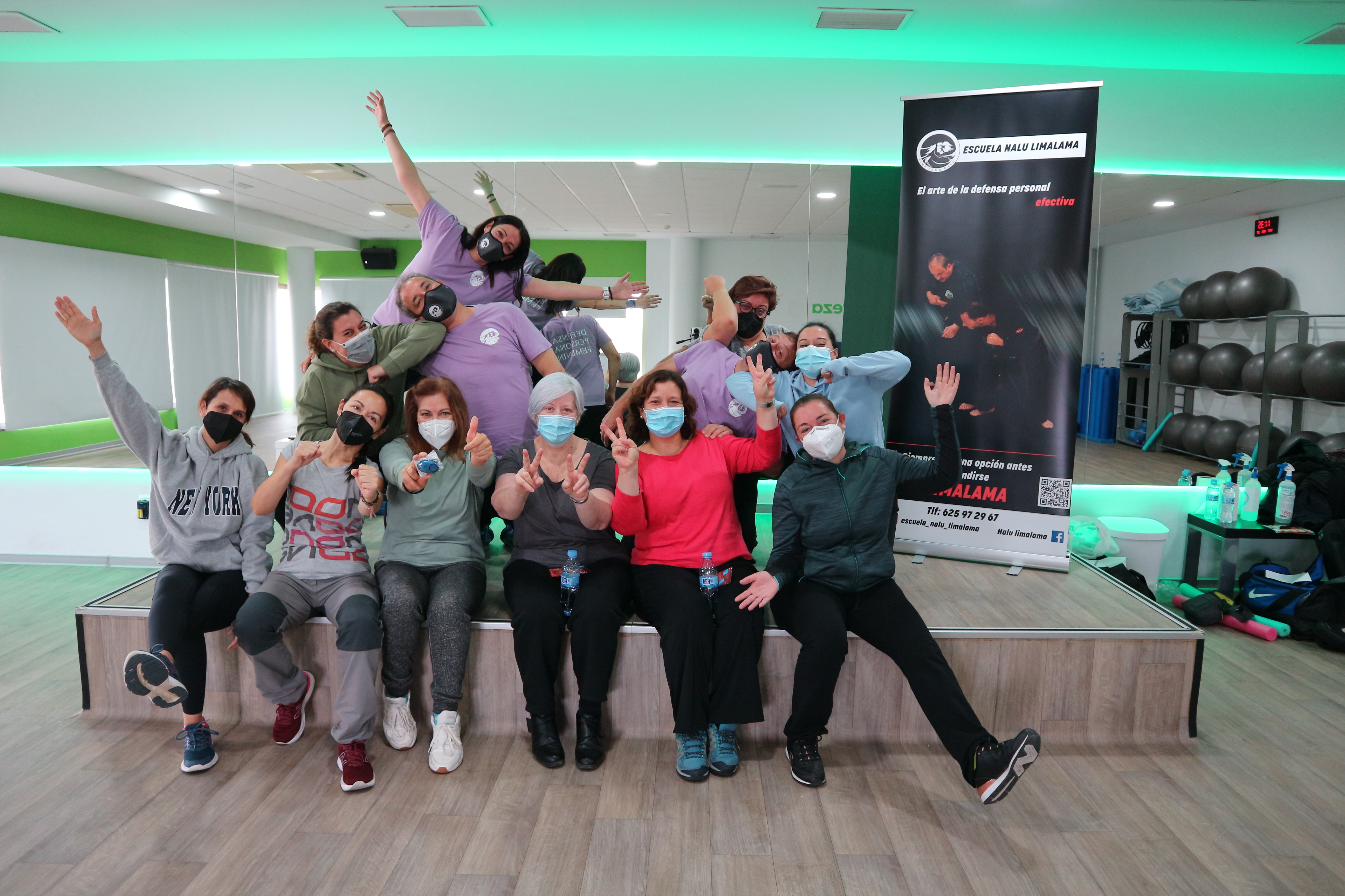 foto grupal taller de defensa personal femenina